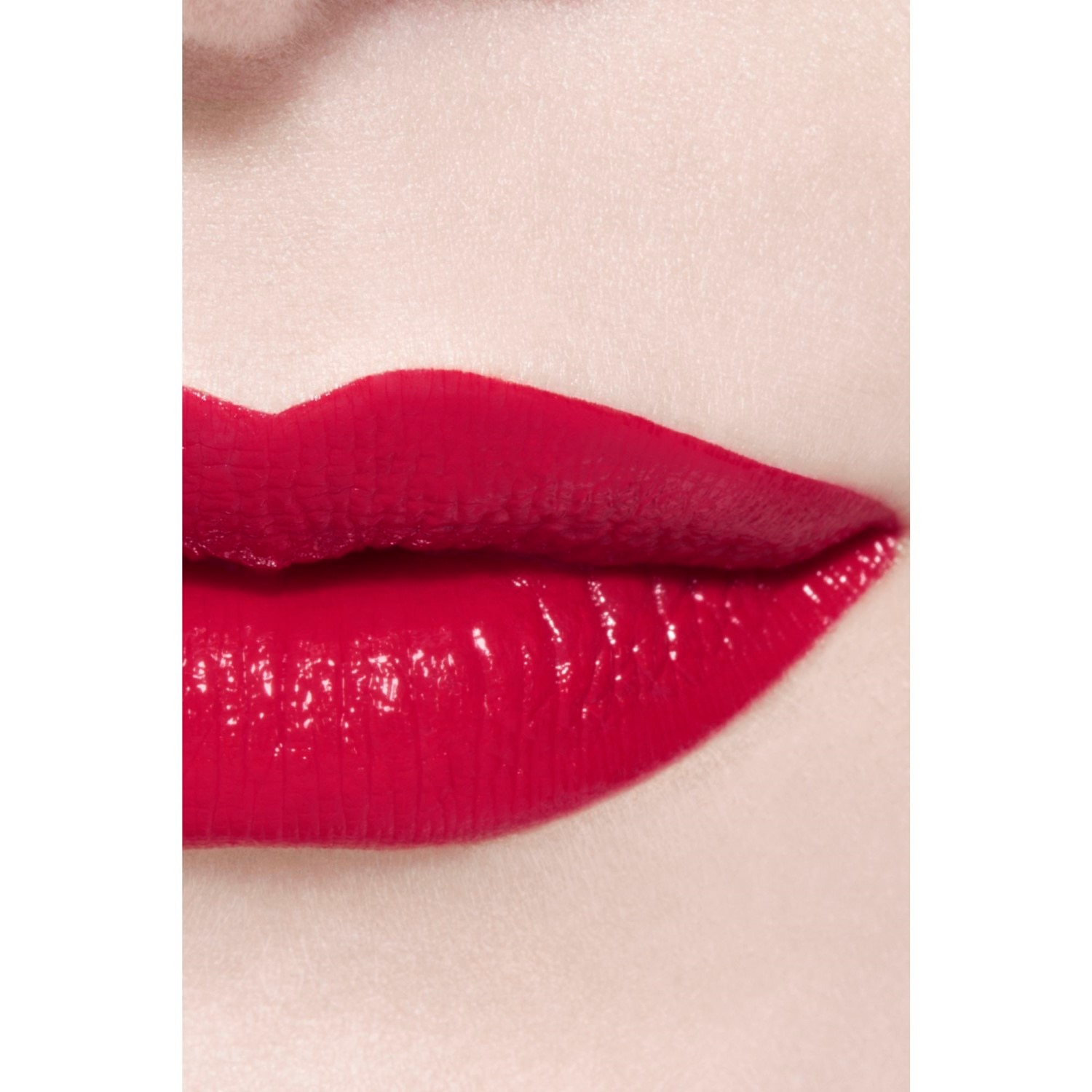 LA BARRA DE LABIOS LÍQUIDA BRILLANTE DE LARGA DURACIÓN